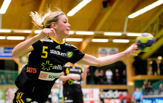 Sävehofs Hanna Fogelström skjuter mot mål