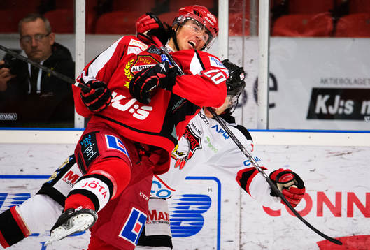 Almtunas Alen Bibic blir neddragen av Malmös Mattias