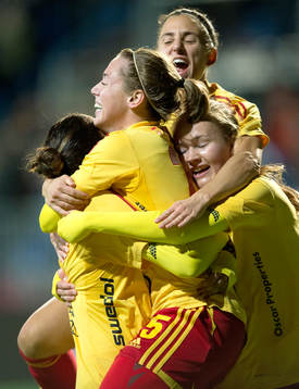 Christen Press, Tyresö gratuleras efter att hon gjort mål