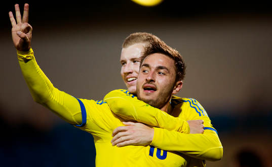 Sveriges Muamer Tankovic jublar tillsammans med Simon Gustafson efter sitt tredje mål genom att hålla upp ett finger för varje mål han gjort