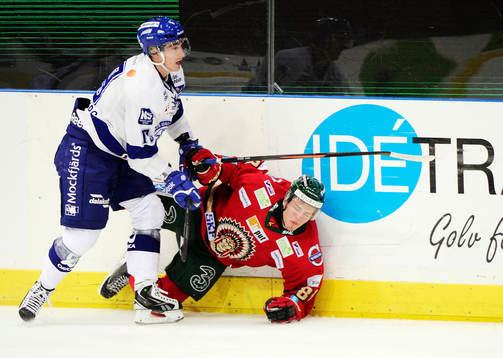 Leksands Tobias Forsberg tacklar Frölundas Andreas Johnson
