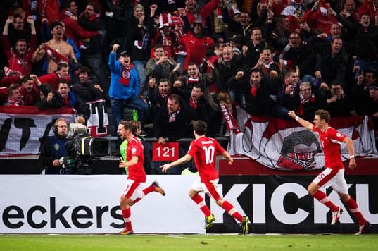 Österrikes Martin Harnik, Zlatko Junuzovic och Sebastian Prödl jublar efter 0-1-målet