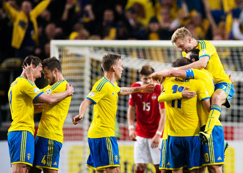 Sveriges Kim Källström, Per Nilsson, Pontus Wernbloom, Johan Elmander, Zlatan Ibrahimovic och Sebastian Larsson jublar