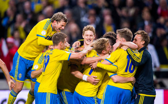 Mikael Antonsson hoppar upp och jublar tillsamman med bl.a. Ramus Elm