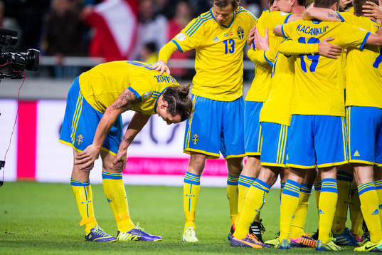 Zlatan Ibrahimovic kliver bak och mår dåligt mitt i jublet efter slutsignal