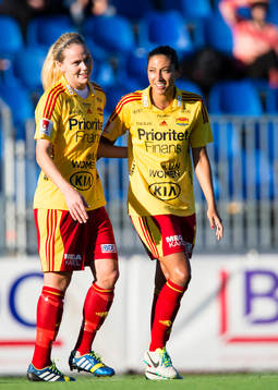Tyresös Christen Press (h) firar 1-1 med Lisa Dahlqvist