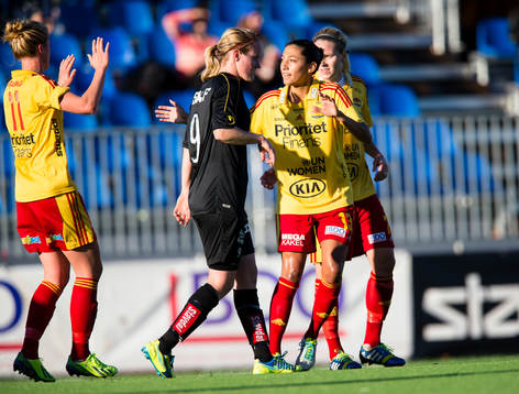 Tyresös Christen Press firar 1-1 kvitteringen med Lisa Dahlkvist (h) och Kirsten van de Ven framför Kopparbergs Göteborgs Marie Hammarström
