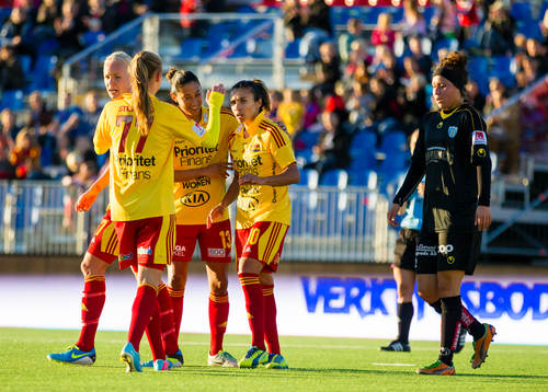 Tyresös Marta Vieira da Silva gör 3-1 och gratuleras