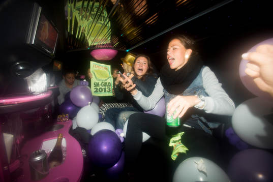 LDB Malmös spelare hämtas upp av två vita och en rosa