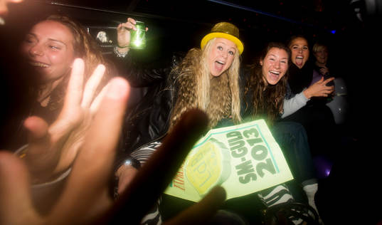 LDB Malmös spelare hämtas upp av två vita och en rosa