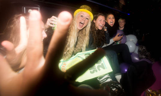 LDB Malmös spelare hämtas upp av två vita och en rosa