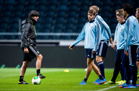 Förbundskaptenen Joachim Löw och Thomas Mueller