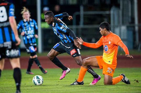Sirius Moses Ogbu faller framför Athletics Eberson Silva de Pontes
