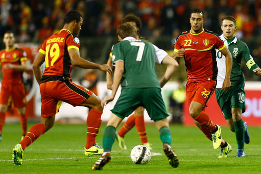  Brussel - Belgie - Wales ,  Voetbal , WK kwalificatie , seizoen 2013-2014 , 15-10-2013  , Koning Boudewijn stadion , Belgie speler Timmy Simons (l) met Wales speler Andrew King (m) en Belgie speler Nacer Chadli (r).