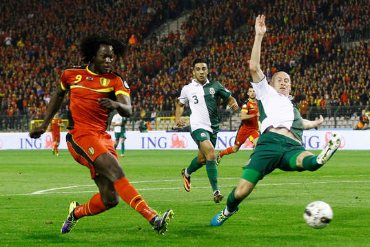  Brussel - Belgie - Wales ,  Voetbal , WK kwalificatie , seizoen 2013-2014 , 15-10-2013  , Koning Boudewijn stadion , Belgie speler Romelu Lukaku (l) met Wales speler James Collins (r).