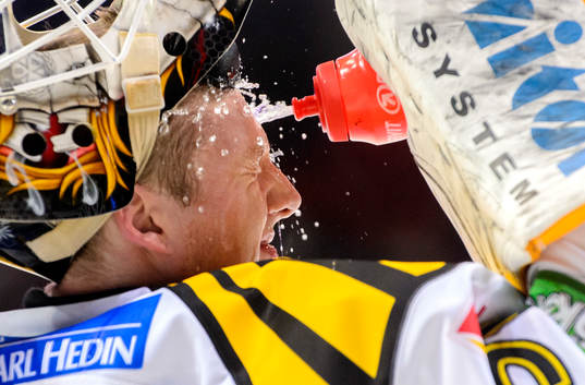 Brynäs målvakt Robin Rahm sprutar vatten i ansiktet