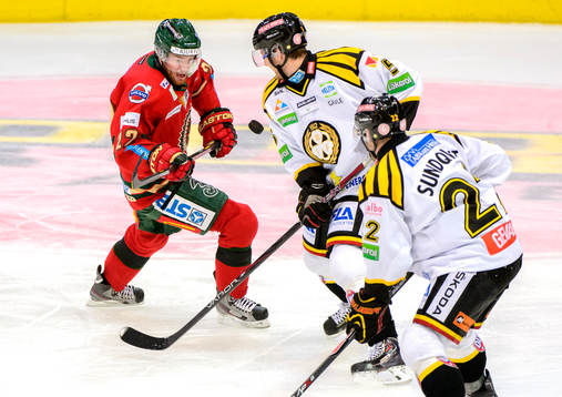 Frölundas Robin Figren i kamp om pucken med Brynäs Simon