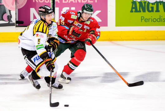 Brynäs Simon Löf i kamp om pucken med Frölundas John