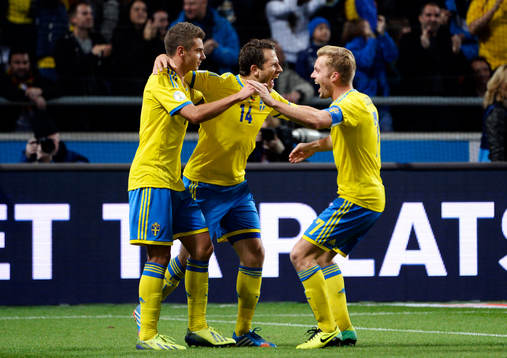 Sveriges Alexander Kacaniklic, Tobias Hysén och Sebastian Larsson jublar efter 1-0