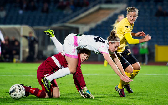 LdB Malmös Manon Melis och Lilleströms målvakt Maria