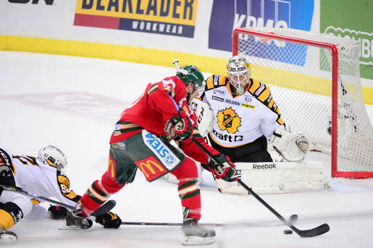 Frölundas Joel Lundqvist framför Skellefteås målvakt