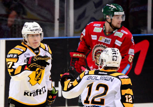 Skellefteås John Norman och Adam Pettersson  firar 3-1