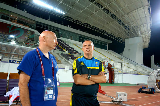 Sveriges förbundskapten Roland Larsson i samspråk med