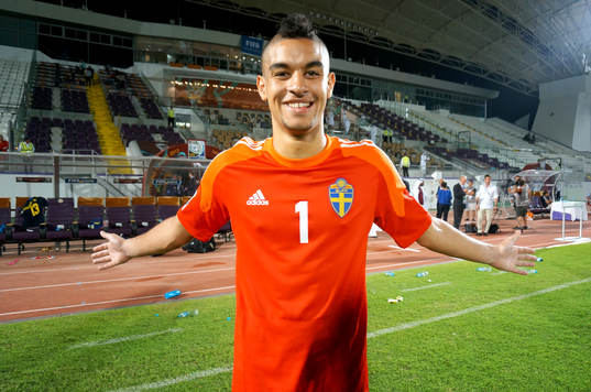 I denna handout-bild från Svenska Fotbollförbundet ses Sveriges målvakt Sixten Mohlin jublar