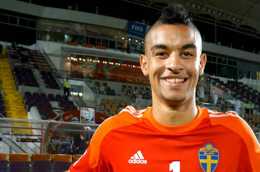 I denna handout-bild från Svenska Fotbollförbundet ses Sveriges målvakt Sixten Mohlin jublar