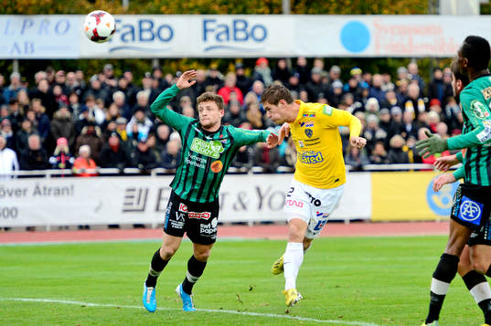 Falkenbergs Victor Sköld nickar in bollen till 1-0