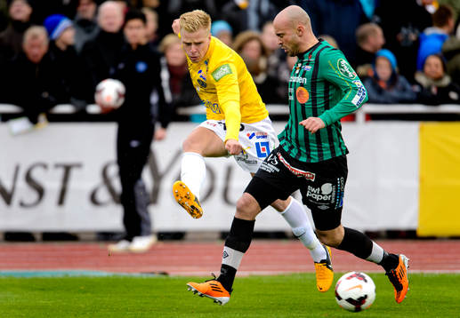 Falkenbergs Per Frick skjuter bollen förbi Varbergs Erkan