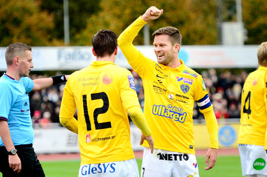 Falkenbergs Victor Sköld jublar med David Svensson