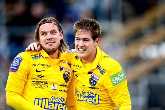 Falkenbergs Victor Sköld firar att han gjort 2-1 med Danny