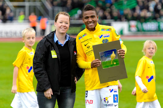 Falkenbergs Niclas Eliasson (h) får priset månades