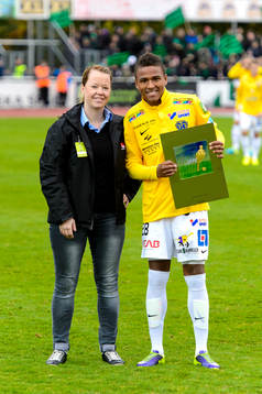 Falkenbergs Niclas Eliasson (h) får priset månades