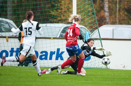 Örebros målvakt Stephanie Labbé rensr framför Vittsjös