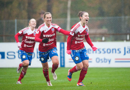 Vittsjös Jane Ross  jublar, jagas av Kirsty Yallop