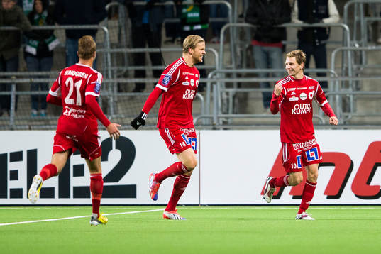 Degerfors Daniel Sundgren och Emil Hedsén jublar tillsammans med målskytten Johan Bertilsson efter 1-0 målet