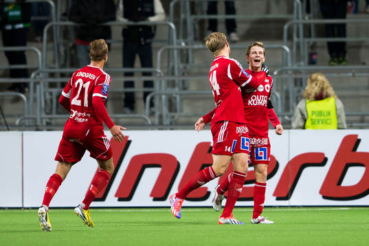 Degerfors Daniel Sundgren och Emil Hedsén jublar tillsammans med målskytten Johan Bertilsson efter 1-0 målet