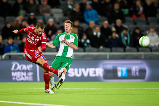 Degerfors Andreas Holmberg resnar undan bollen framför Hammarbys Nikolas Ledgerwood