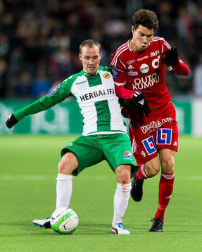Hammarbys Christoffer Carlsson i kamp om bollen med