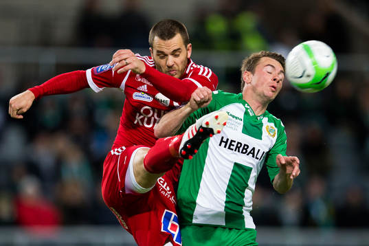 Degerfors Andreas Holmberg rensar bort bollen framför Hammarbys Nikolas Ledgerwood