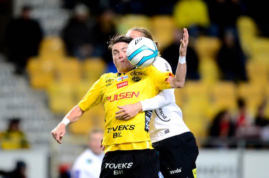 Elfsborgs Lasse Nilsson i kamp om bollen med Häckens Emil