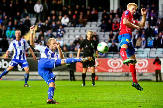 IFK Göteborgs Robin Söder skjuter mot Östers försvar
