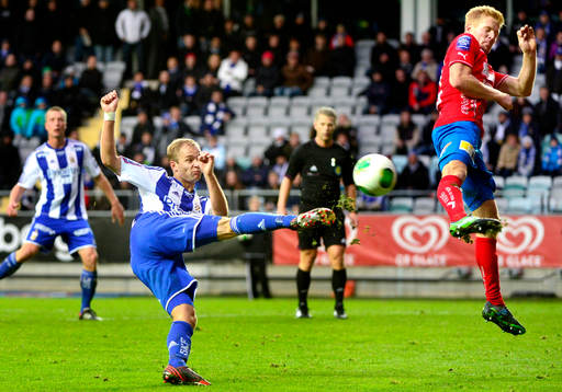 IFK Göteborgs Robin Söder skjuter mot Östers försvar