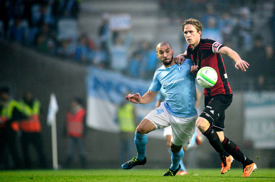 Malmös Guillermo Molins i kamp om bollen med