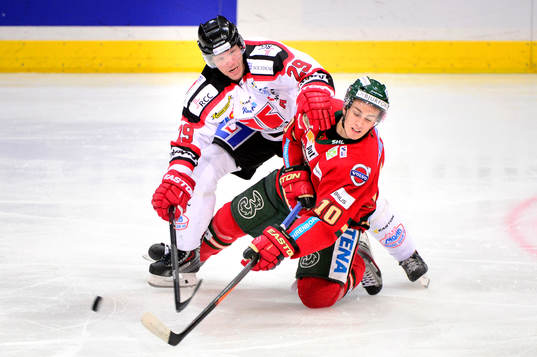 Örebros Christoffer Norgren tacklar Frölundas Alexander
