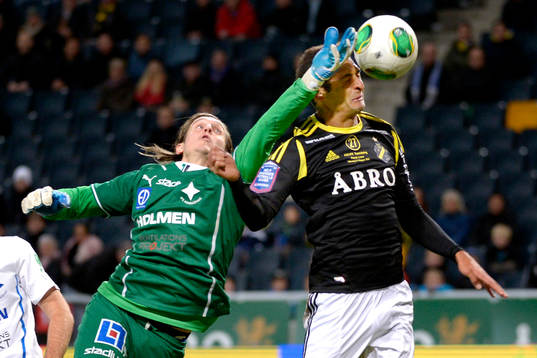 Norrköpings målvakt Andreas Lindberg tappar bollen vilket