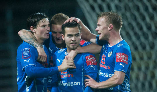  Halmstads Kristinn Steindorsson har gjort 1-0 på straff och grattas