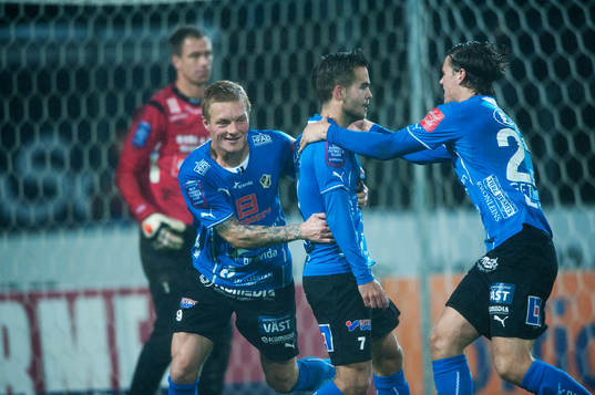  Halmstads Kristinn Steindorsson har gjort 1-0 på straff och grattas
